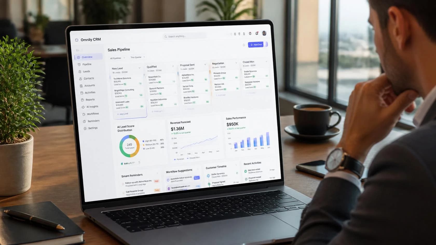 Commercial utilisant Omnily CRM pour gérer ses prospects et son pipeline commercial